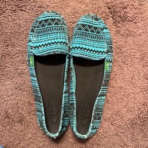 Sanuk loafers size 8